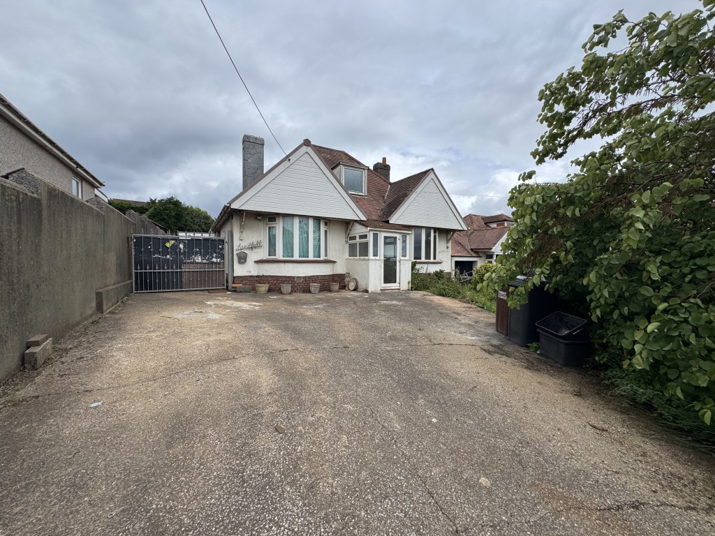 Lot: 141 - DETACHED BUNGALOW FOR IMPROVEMENT AND REPAIR - Front of the property